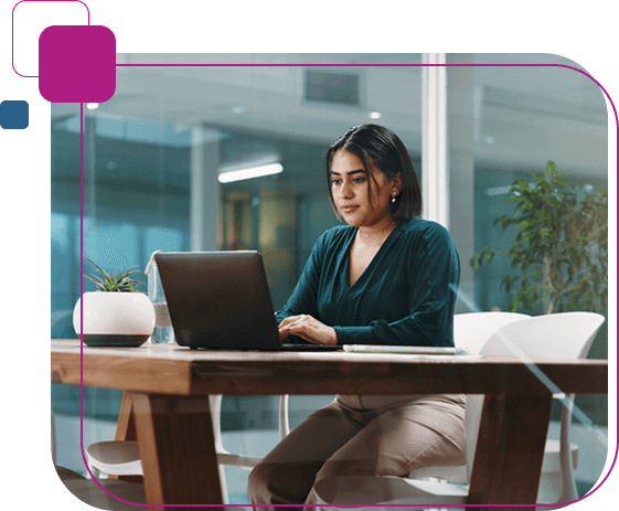 mulher sentada mexendo no notebook representando a conformidade obrigatória