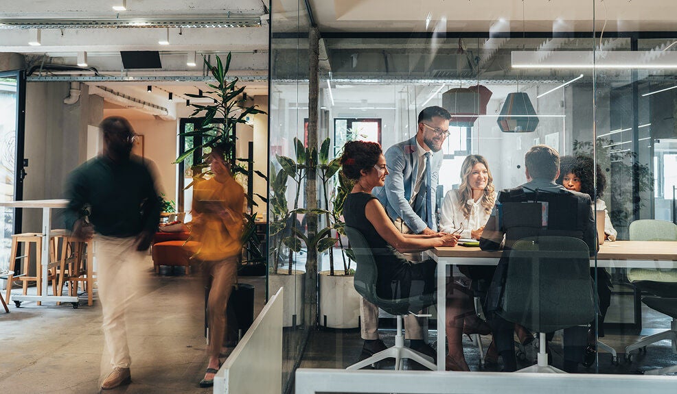 grupo de pessoas em reunião, representando a melhor empresa que conhece o consumidor brasileiro