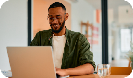Homem mexendo no notebook representando retorno de dados