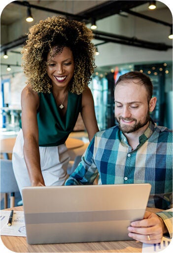Uma mulher e um homem na frente de um computador