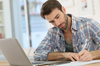 Empreendedor estudando sobre a abertura da sua empresa