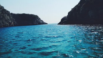 um foto de uma baia, com um mar bem azul - representa