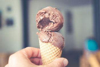 Empreendedor segurando sorvete, indicando que é um produto sazonal, no inverno cai muito a procura por esse tipo de produto