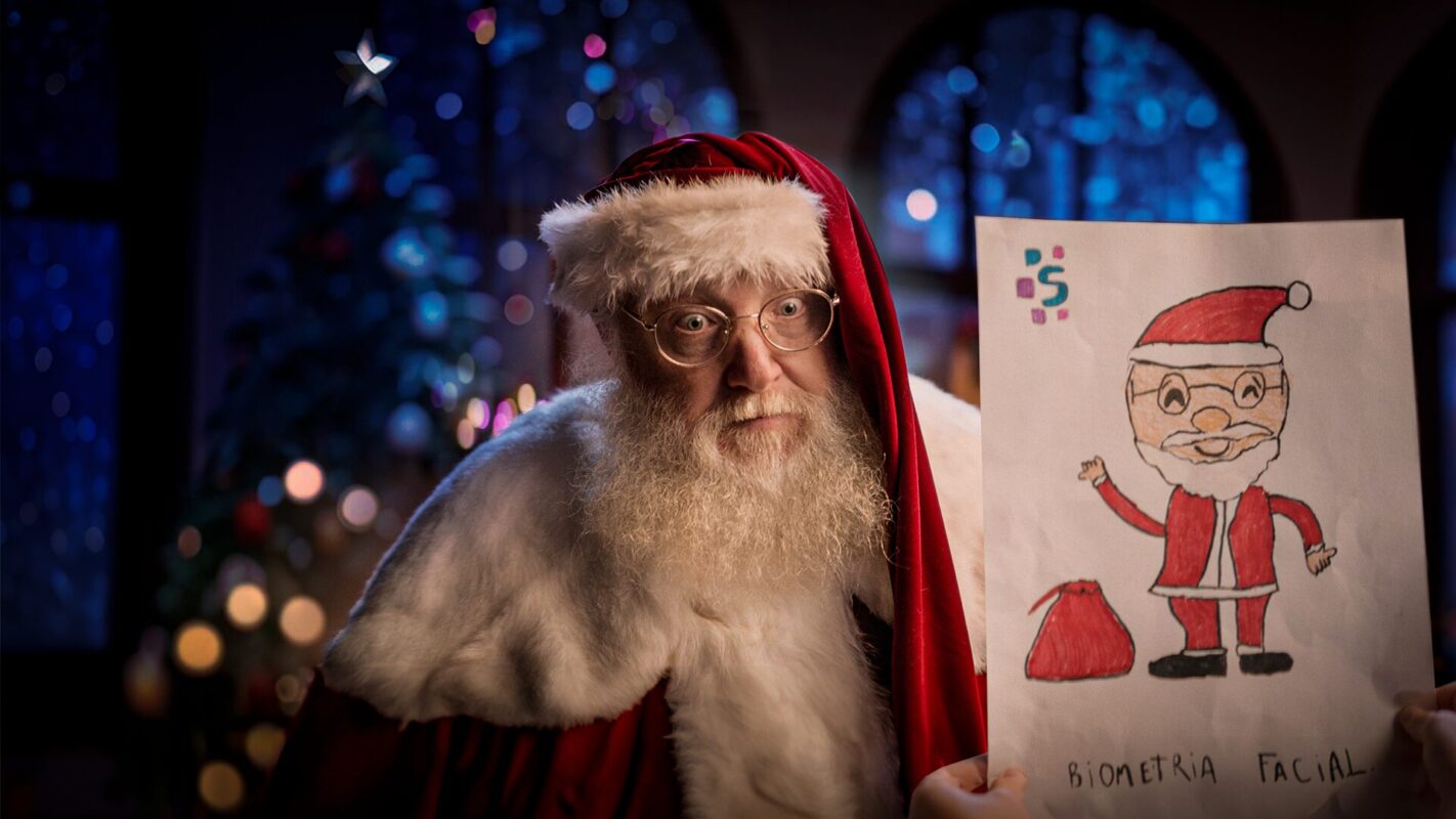 Criança valida o Papai Noel autêntico com camadas de proteção da Serasa Experian