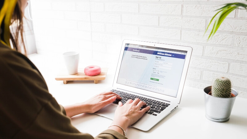 Como acessar e usar a Biblioteca de Anúncios do Facebook