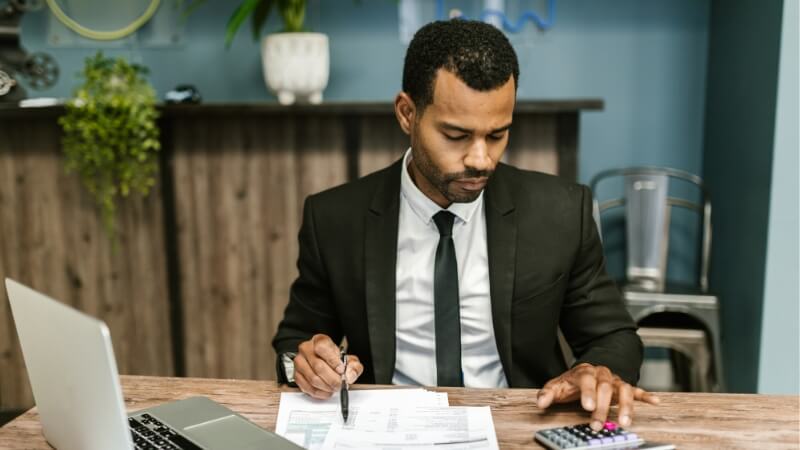 O que faz um analista fiscal? Descubra o que é preciso para seguir nesta carreira