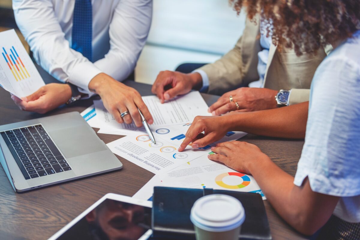 Como fazer uma pesquisa de mercado efetiva: um guia especial com as principais etapas