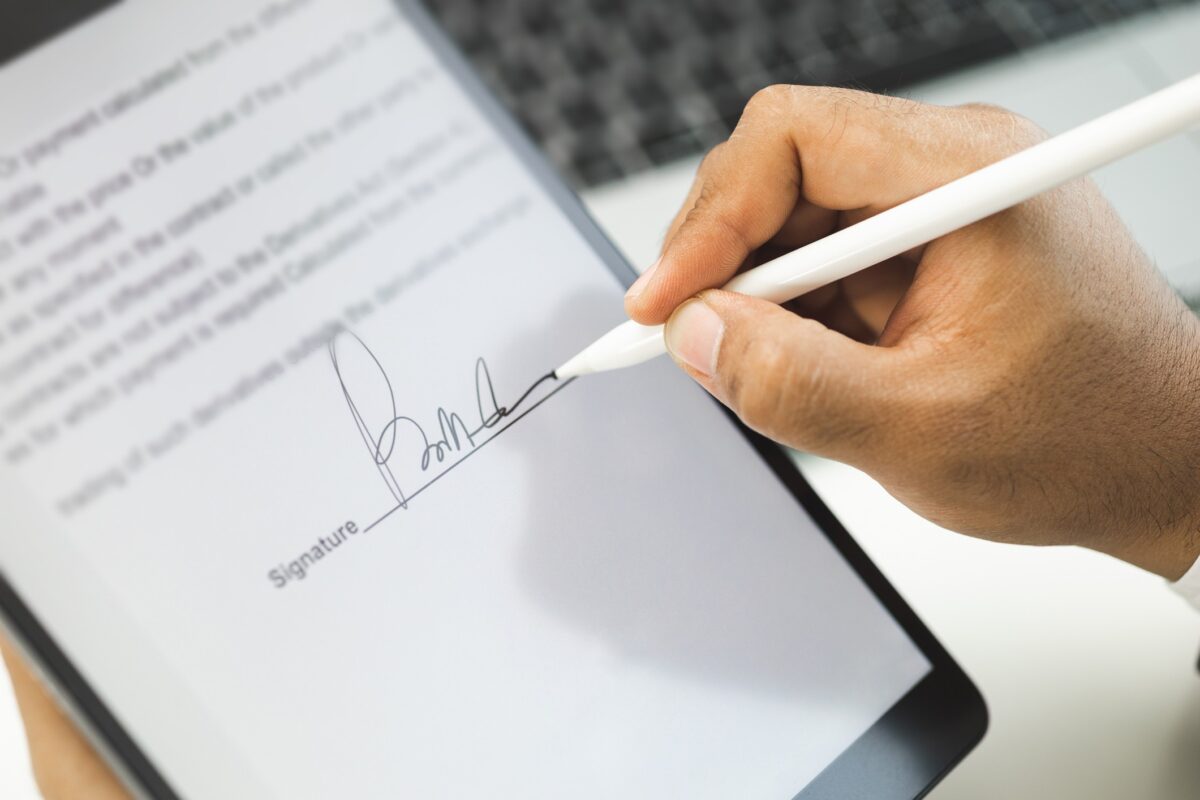 Reconhecer firma: o que é, tipos, valores e como fazer