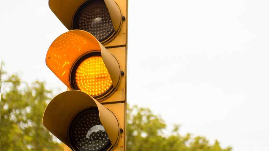 traffic light showing yellow light