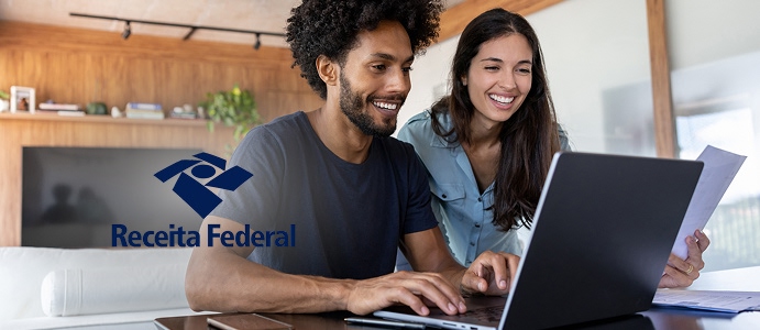 Pessoas declarando imposto de renda