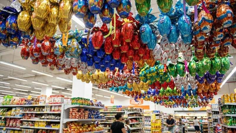 corredor de um mercado com ovos de Páscoa pendurados