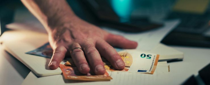 Qual é a diferença entre furto mediante fraude e estelionato?