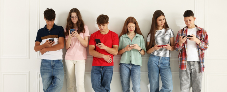 Crianças e Jovens usando celular