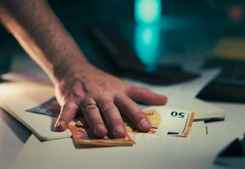 Qual é a diferença entre furto mediante fraude e estelionato?