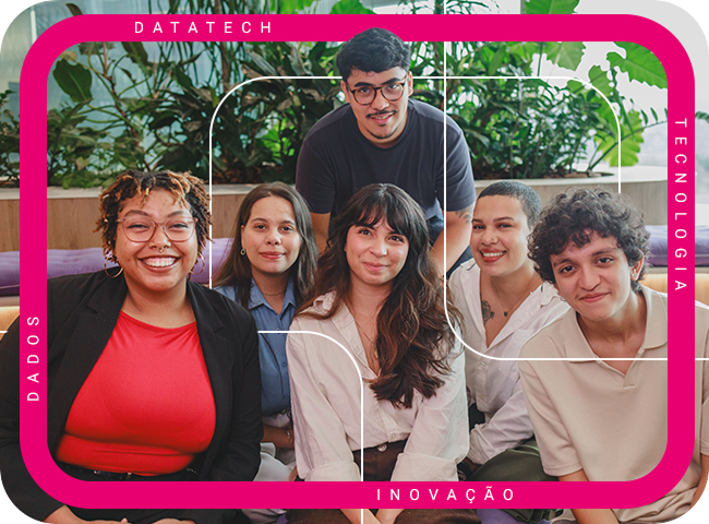 Pessoas reunidas, sentada à frente de uma árvore