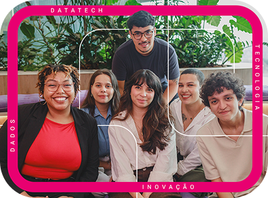 Grupo de jovens sentados com uma árvore de fundo