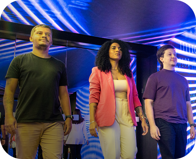 Três pessoas olhando para o horizonte