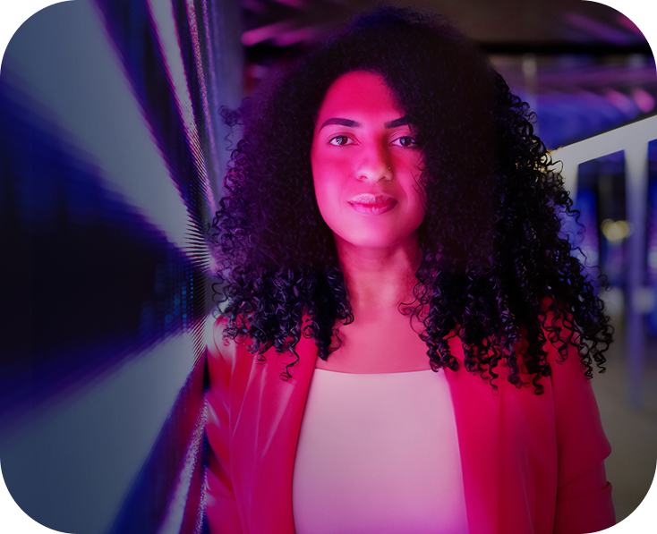 Três pessoas olhando para o horizonte