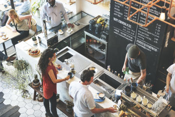 cafeteria cheia de clientes, o local de cada loja impacta em muito no sucesso do seu negócio.