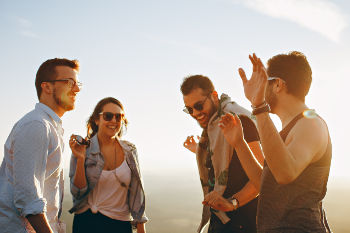 Jovens conversando e se divertindo, independente do seu publico ele devem estar satisfeito com o seu serviço de assinatura.