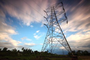 Torre de energia que traz força para a produção industrial.