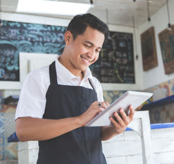 Empreendedor pesquisando no tablet o nome da sua empresa.