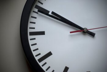 relógio mostrando o tempo passar, as novas jornadas de trabalho podem ter horários flexíveis.