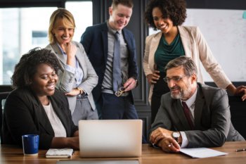 equipe de trabalho multidiciplinar vendo uma apresentação o que representa um modelo de gestão mais atual e horizontalizado