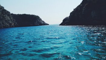um foto de uma baia, com um mar bem azul - representa 