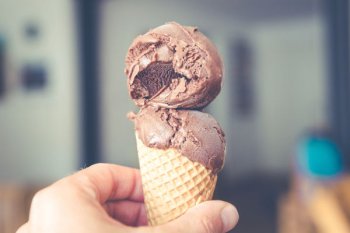Empreendedor segurando sorvete, indicando que é um produto sazonal, no inverno cai muito a procura por esse tipo de produto 