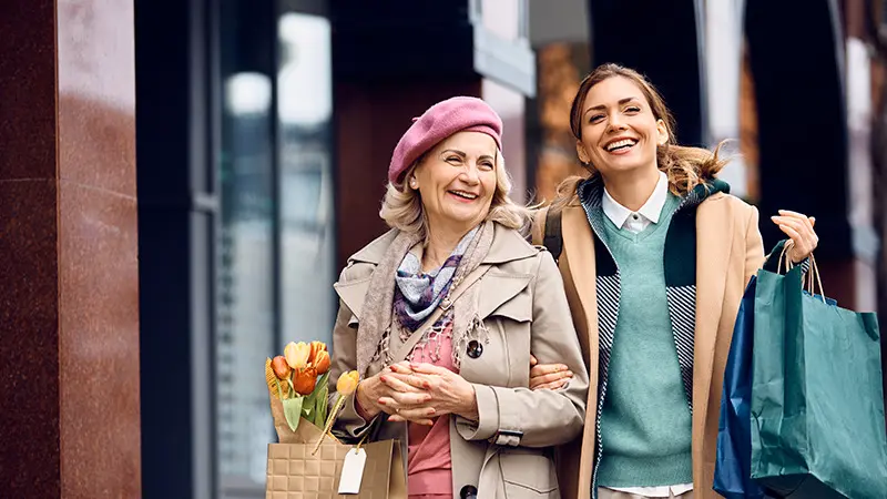 mãe senior e filha jovem adulta fazendo compras