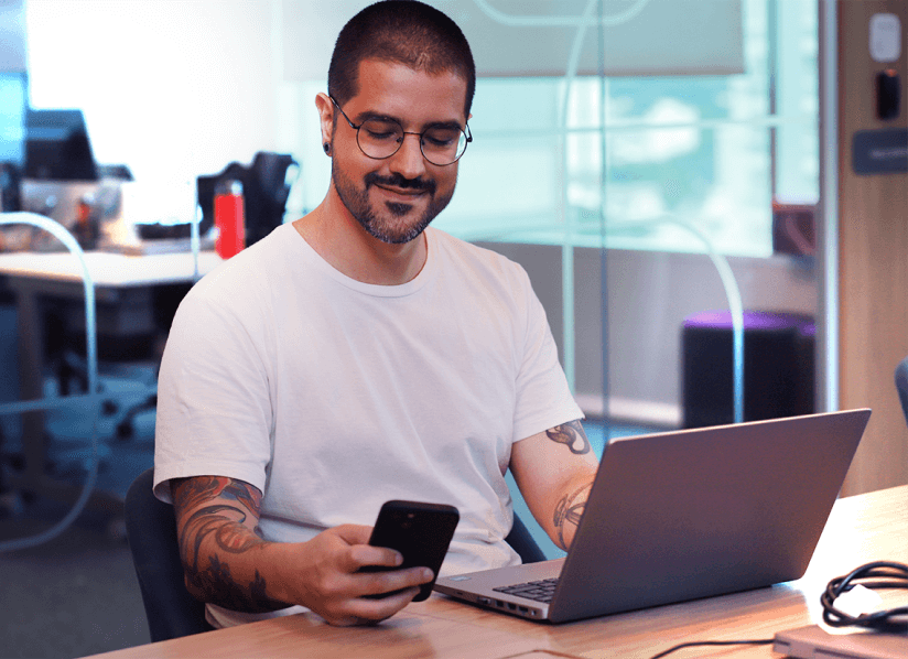 Homem usando celular representando a proteção contra perfil de contas laranja