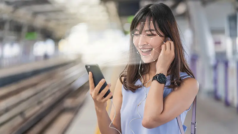 Uso da biometria por mulher utilizando seu aparelho celular