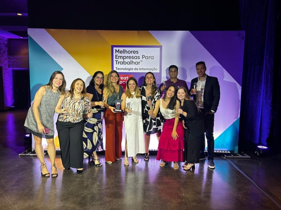 Colaboradores da Serasa Experian recebendo o prêmio de melhores empresas para trabalhar da GPTW