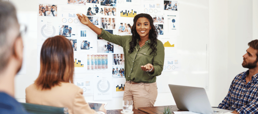 Mulher negra fazendo atividade de gamificação para engajamento corporativo