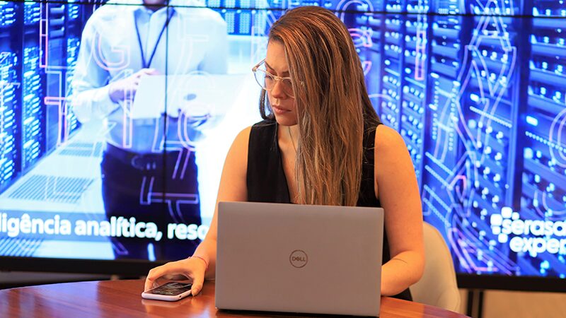 Mulher analisando clientes para identificar devedores