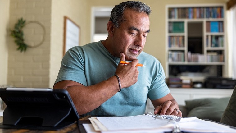 Homem Microempreendedor individual olhando documentos